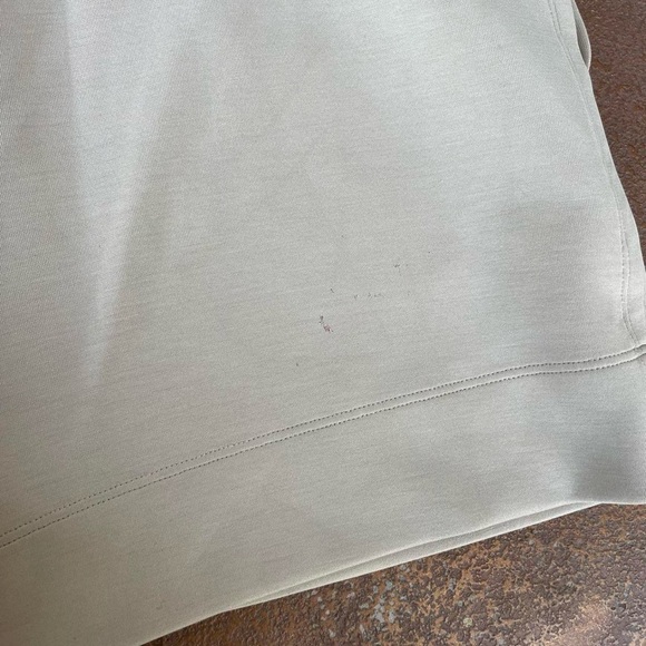 Lululemon beige casual shirts size 4 / they have a few marks - Picture 6 of 6